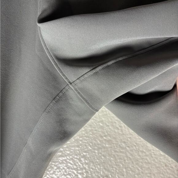 Lululemon On the Fly Crop *Woven 23" In Carbon Dust
Women's size 6 relaxed fit - Picture 8 of 16